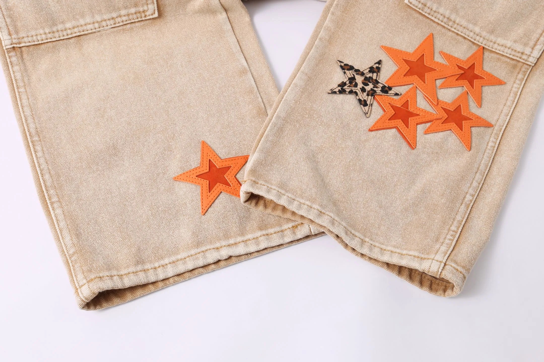 p310 Style number: H886 Crow Heart & 𝐂𝐡𝐫𝐨𝐦𝐞 𝐇𝐞𝐚𝐫𝐭 ss25 new Fontainebleau limited workwear logging pants leopard print orange star patchwork couple style loose jeans. Styles with different washed textures are very friendly to people with thin legs. The slightly flared version perfectly modifies the leg shape. The timeless and moderate length makes it easy to match and match. It is the basis for various styles and is a must-have in your wardrobe! The fabric is stiff but also makes the upper body soft without losing texture. The washing process is even more perfect. It is a must-have item for everyone! ! ! Washed wheat, tag, pants label, three labels complete Color: Khaki Size: 28-30-32-34-36